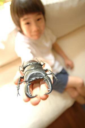 錦糸町の駅近くで子供と体操する